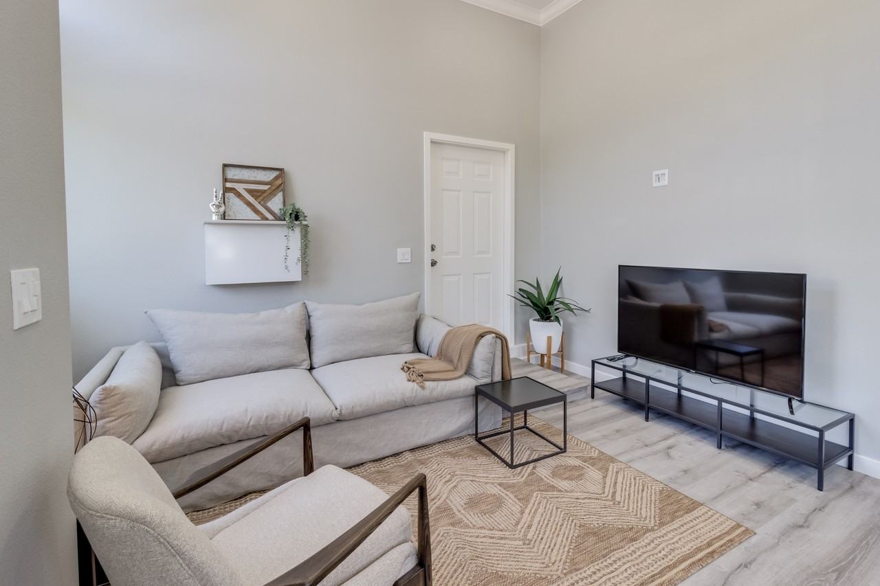 5699 Shattuck Avenue - Photo 4 of 15