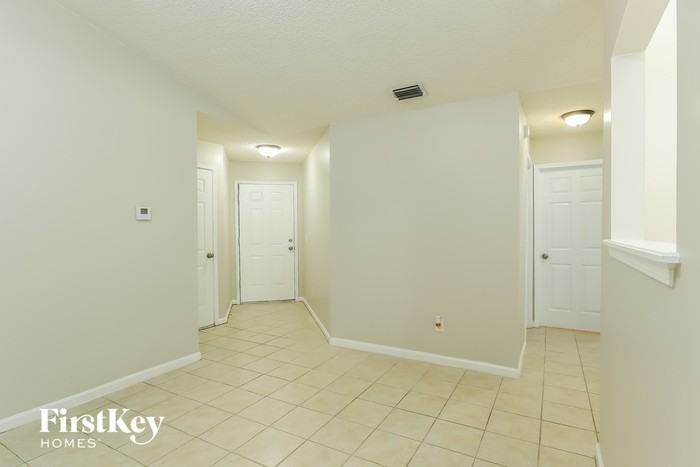 3021 Caroline Crest Dr E - Photo 3 of 15