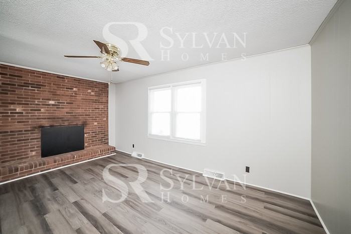 140 E Renee Dr - Photo 3 of 15