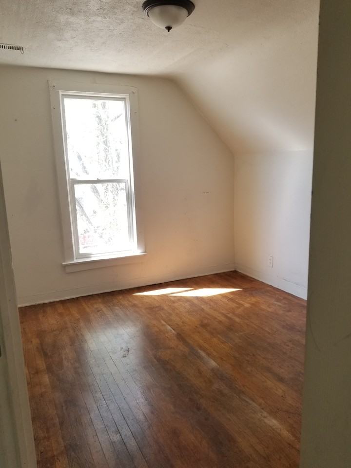 805 E 7th St #NA - Photo 2 of 31
