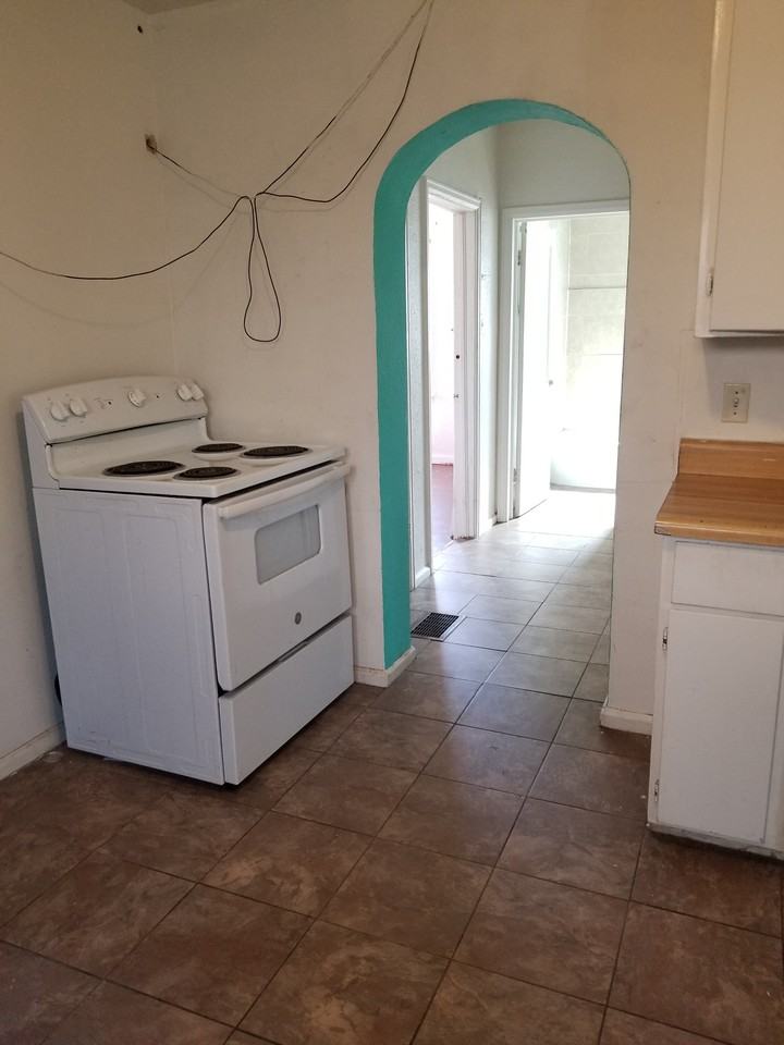 805 E 7th St #NA - Photo 3 of 31