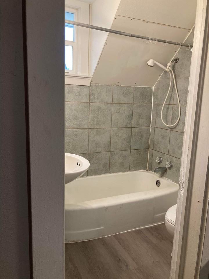 805 E 7th St #NA - Photo 6 of 31