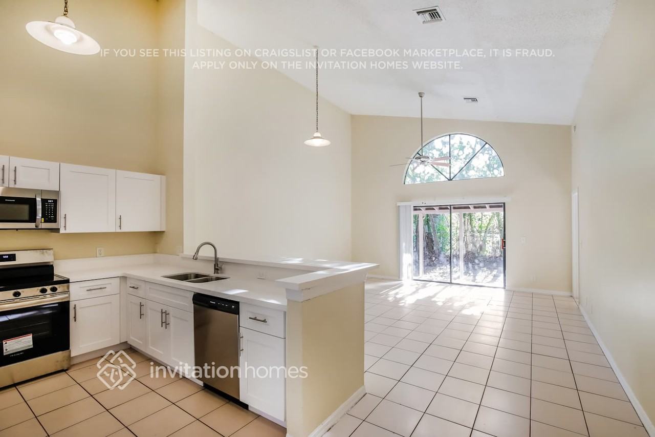 4162 Nw 114th Ave - Photo 7 of 17
