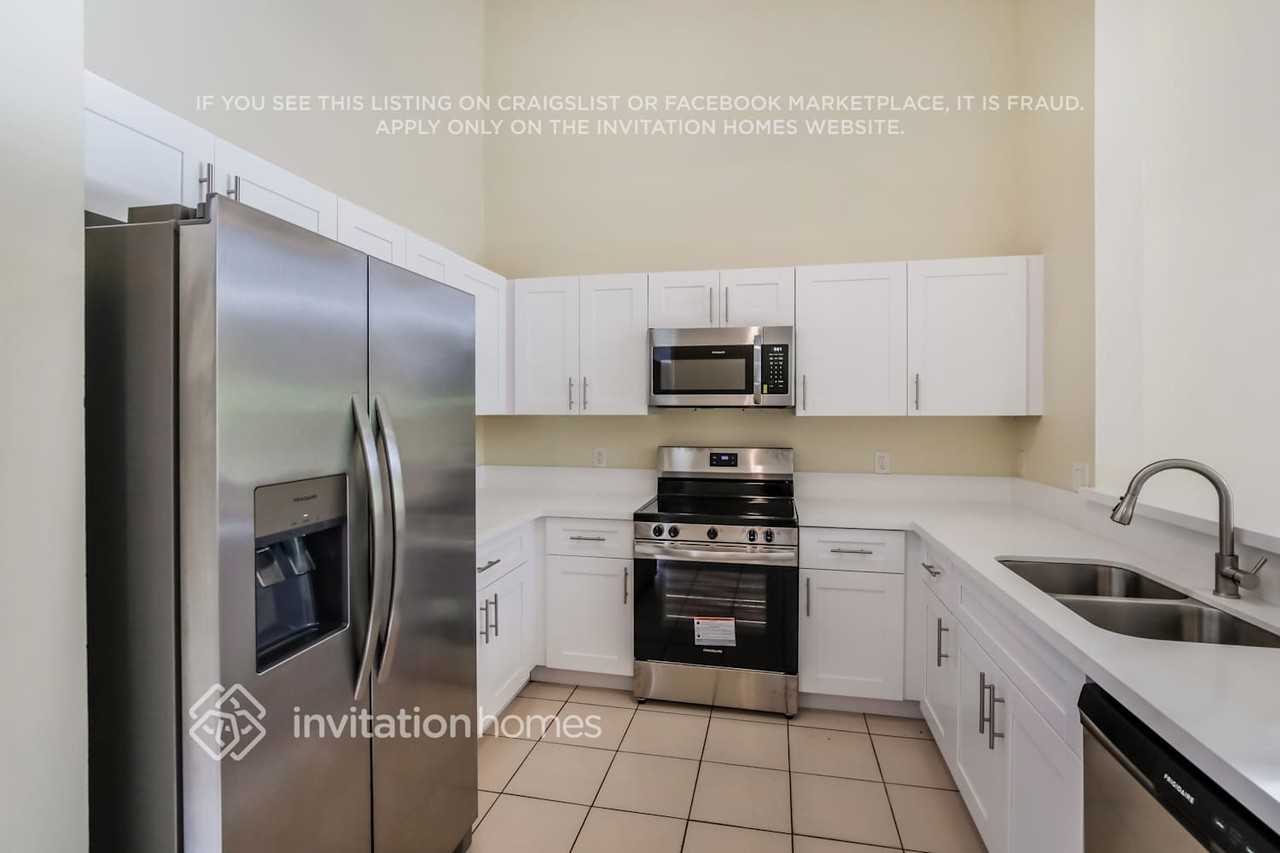 4162 Nw 114th Ave - Photo 6 of 17