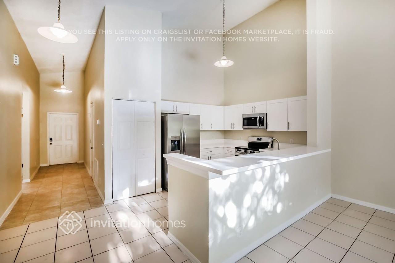4162 Nw 114th Ave - Photo 5 of 17