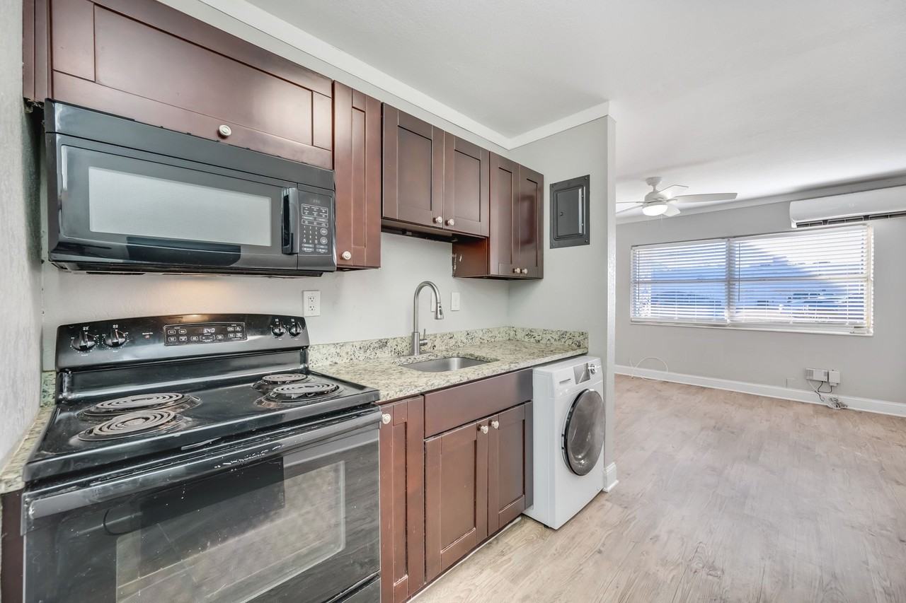 1048 S Clearview Ave - Photo 5 of 14