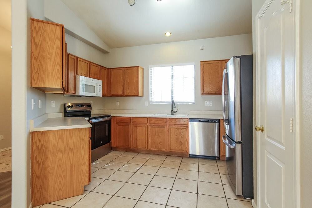 1110 N Steele - Photo 6 of 17