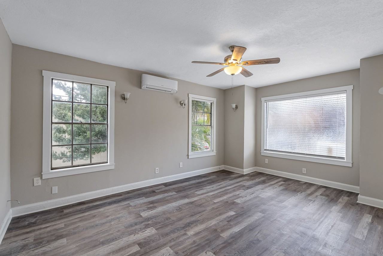 Renovated Apartment in the Heart of Hyde Park - Photo 5 of 11