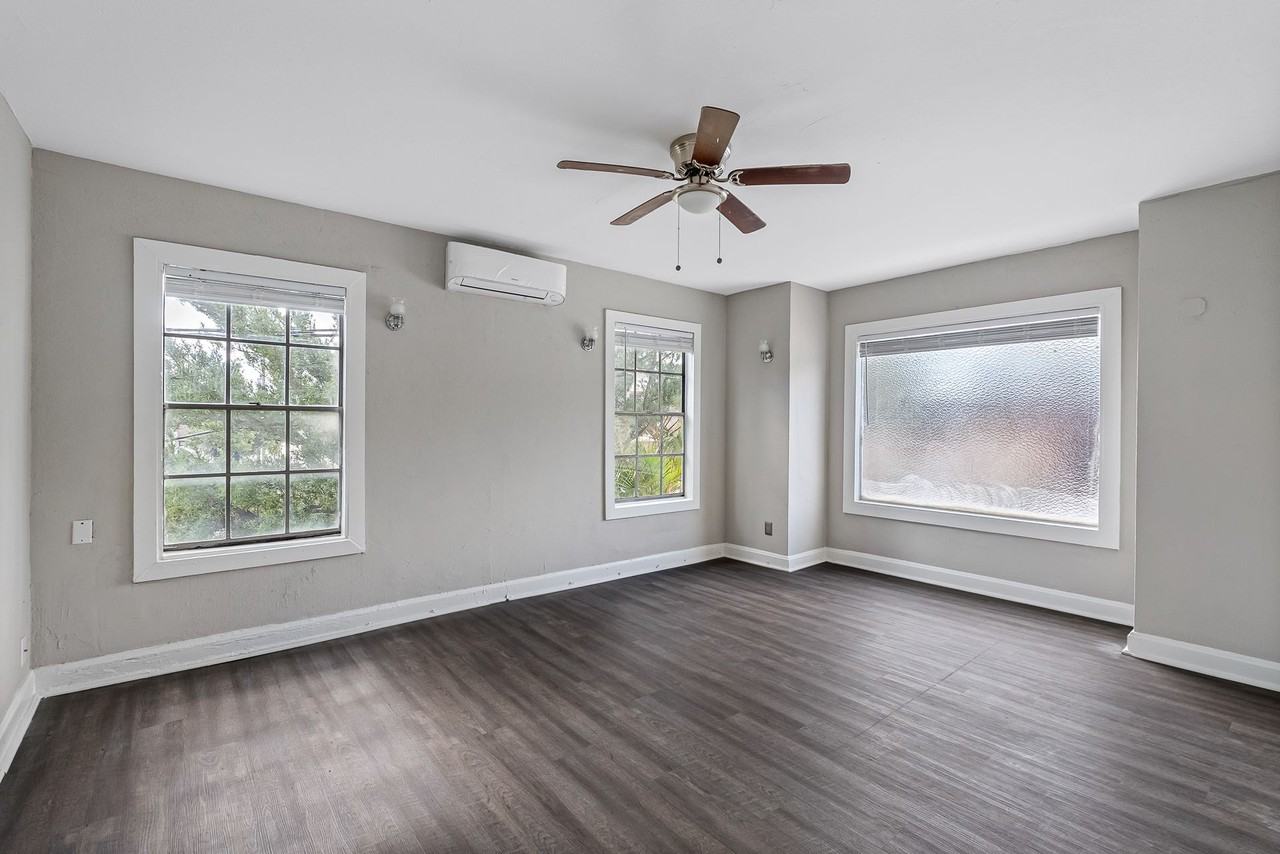 Renovated Apartment in the Heart of Hyde Park - Photo 6 of 11