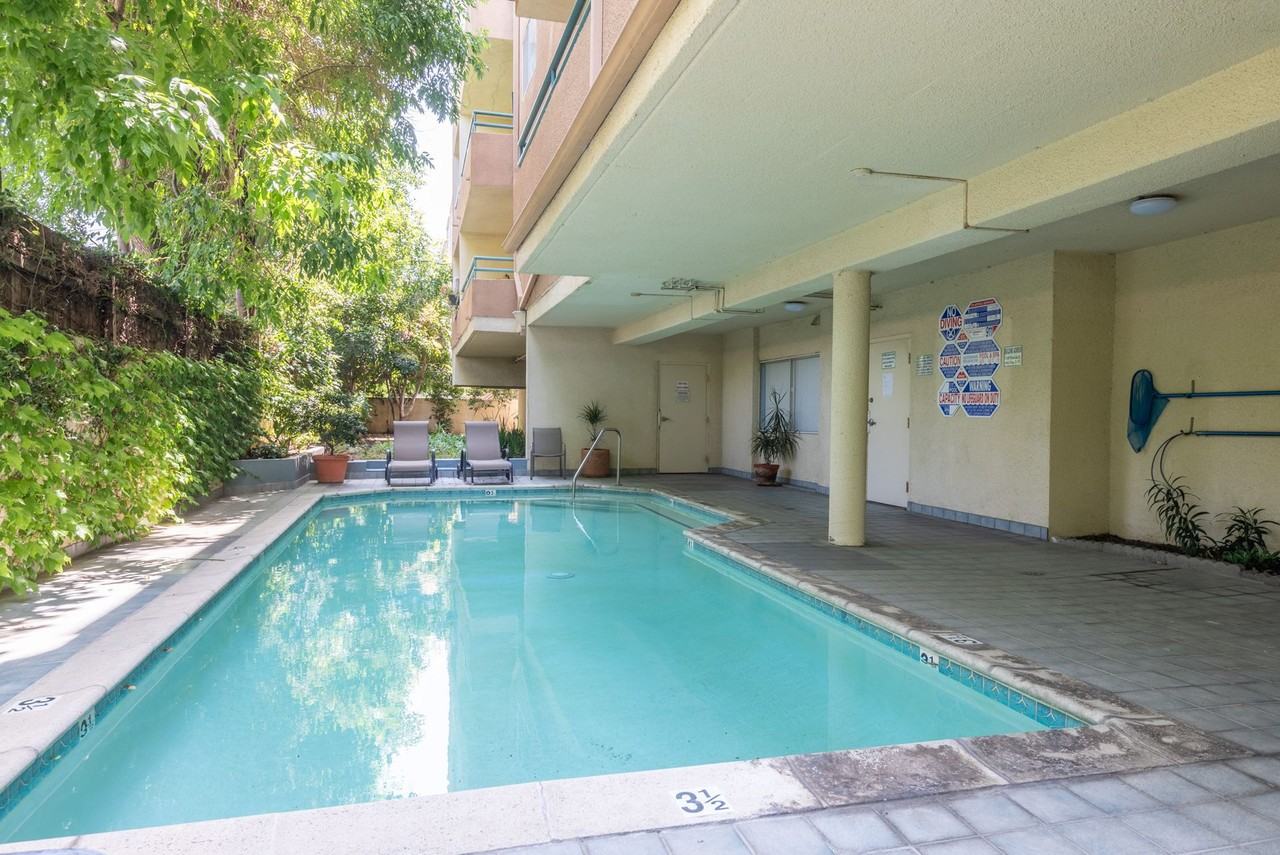 Beautiful Apartment Complex in the Heart of Valley Village - Photo 4 of 4