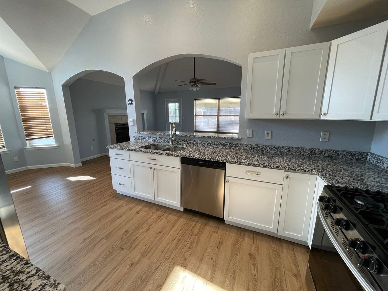 5732 Schwarzkopf Dr - Photo 5 of 18