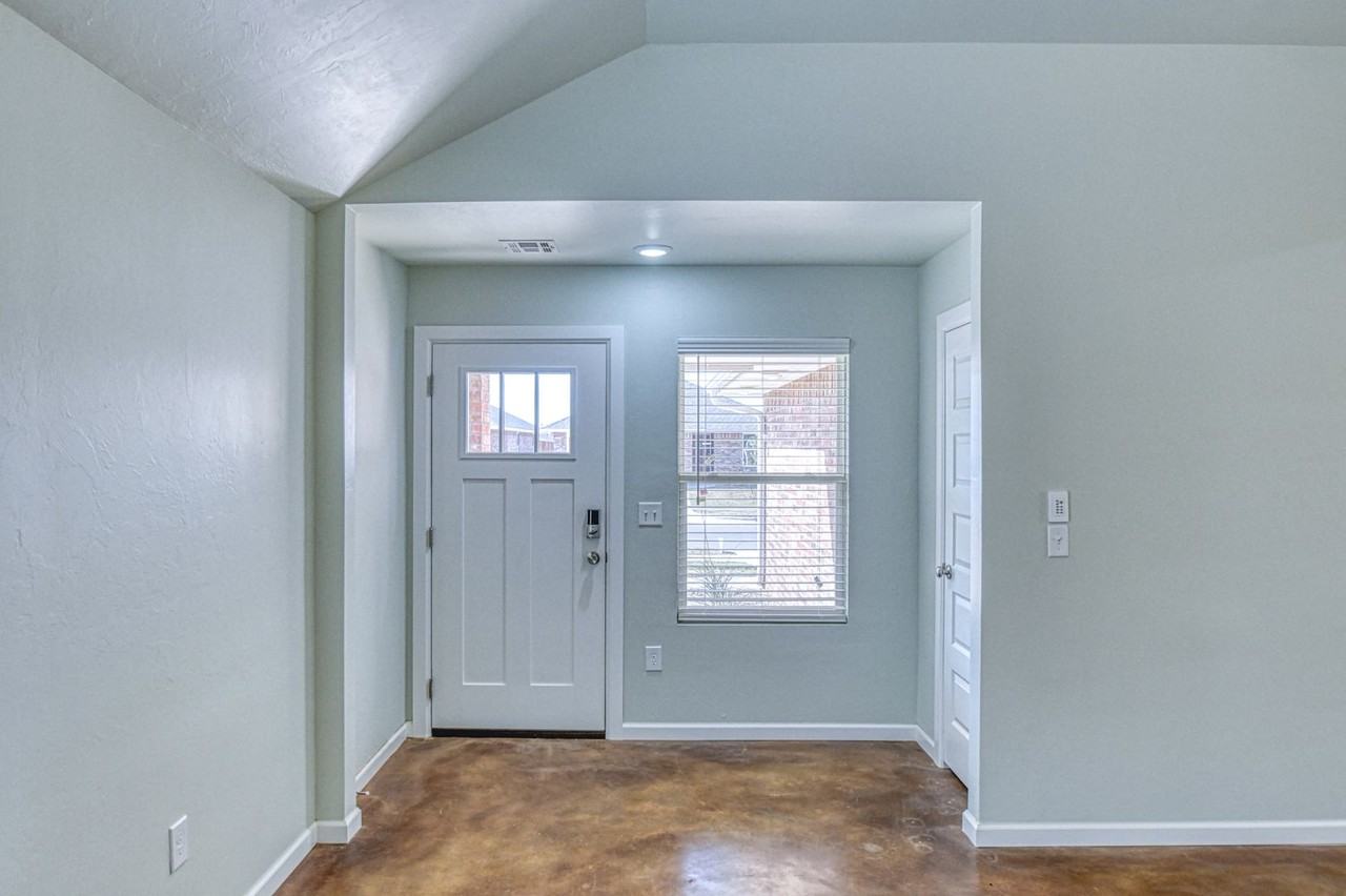 2713 Clifton Ter - Photo 4 of 29