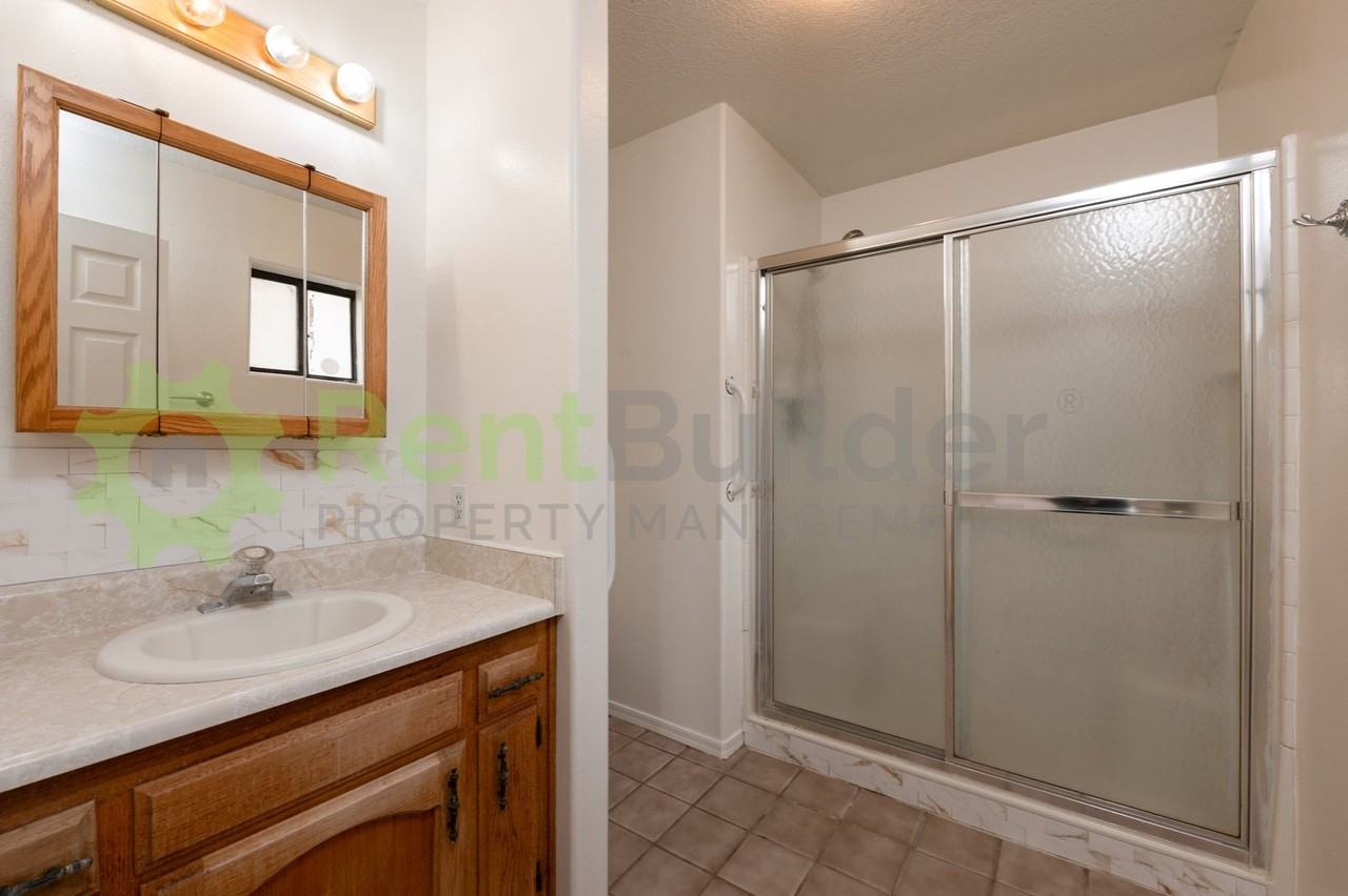 1120 Willow Ct Se - Photo 2 of 22