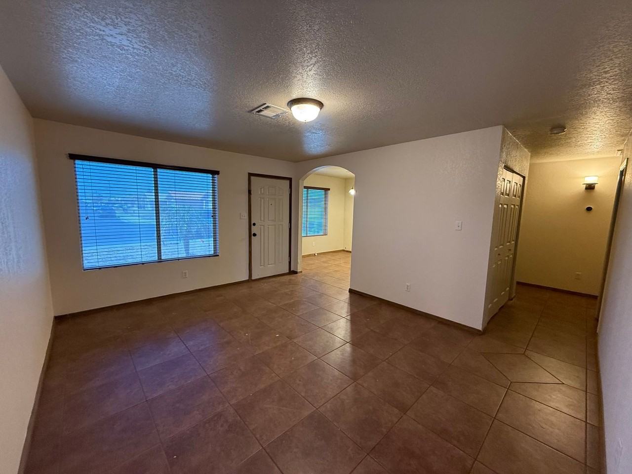 4213 S Boxwood Ave - Photo 2 of 27