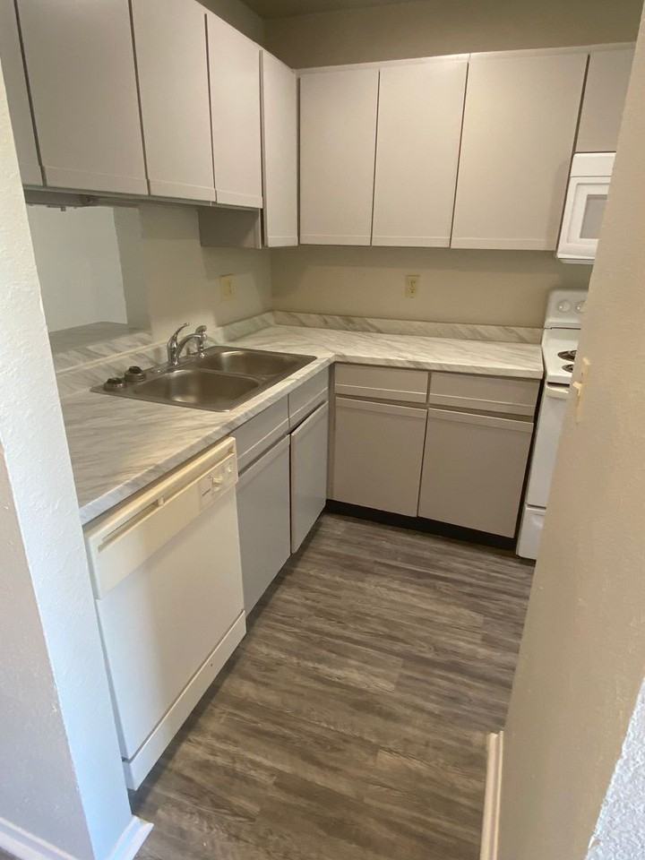 652 W Collins St - Photo 5 of 15