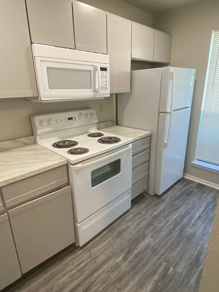 652 W Collins St - Photo 6 of 15