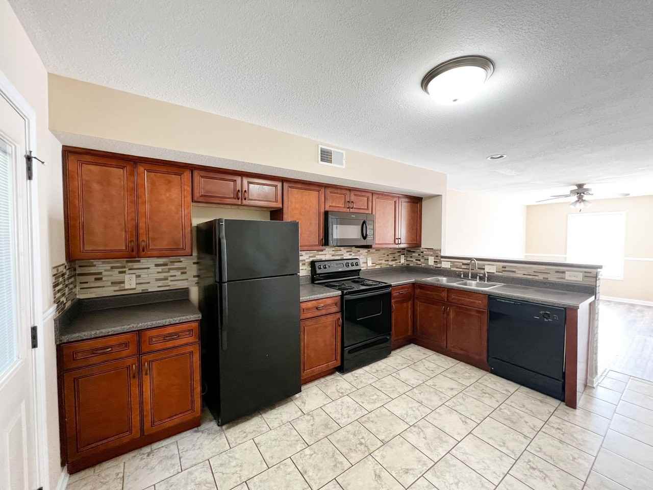 2268 Mccormick Ln - Photo 6 of 9