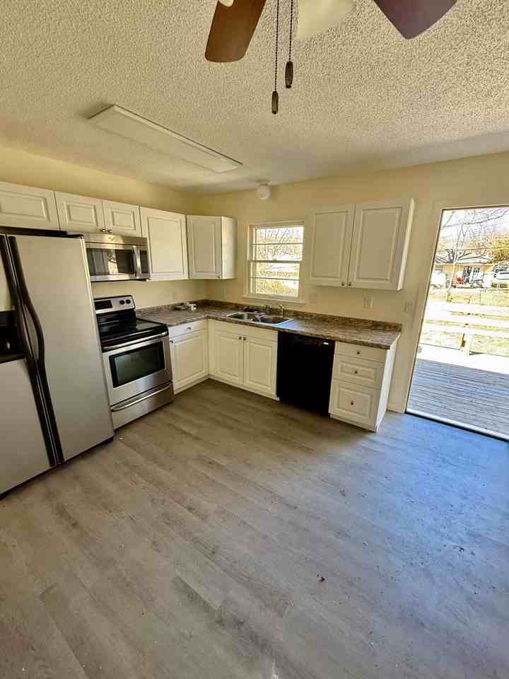 1334 E 84th Ter - Photo 3 of 8