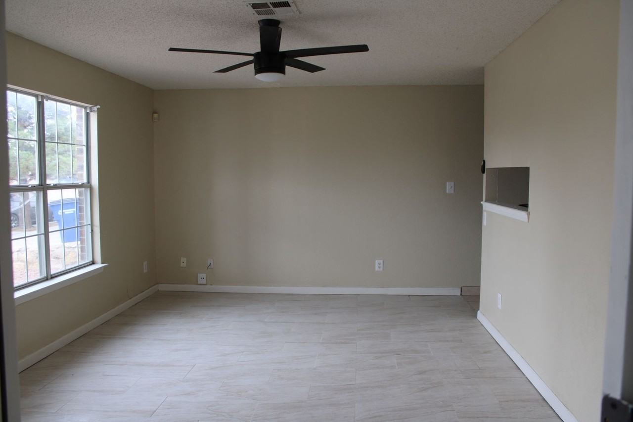 11668 Diane Lynn Ct - Photo 2 of 17