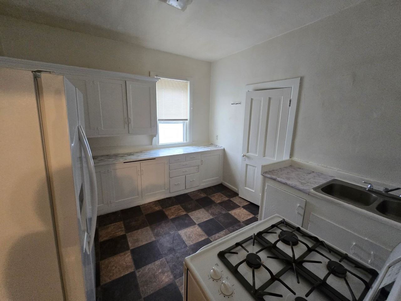 1522 Virginia St - Photo 2 of 7