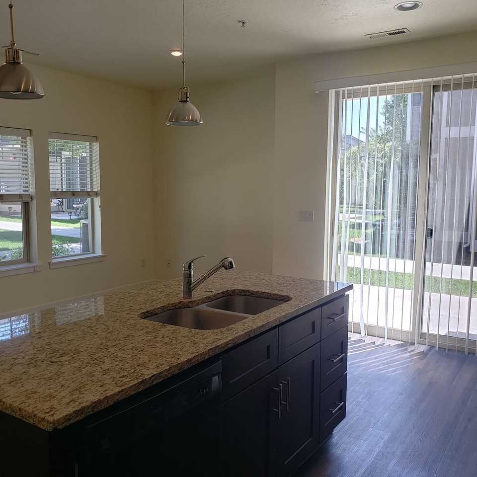 1530 W Ann Taylor St - Photo 5 of 24