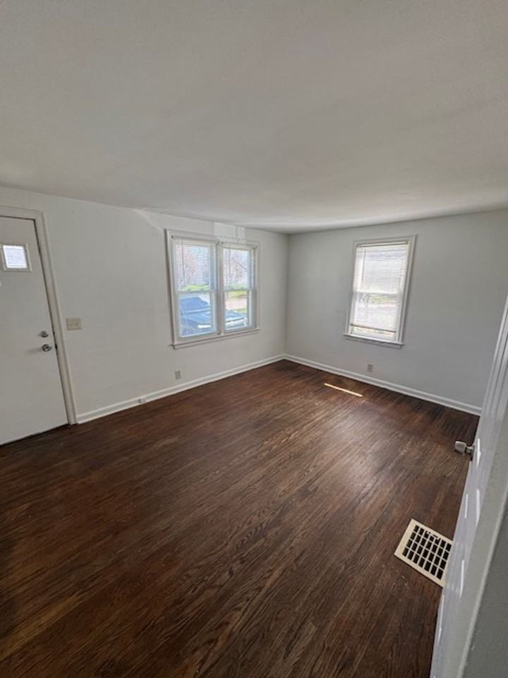 619 S Waverly St - Photo 2 of 9
