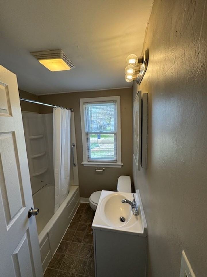 619 S Waverly St - Photo 3 of 9