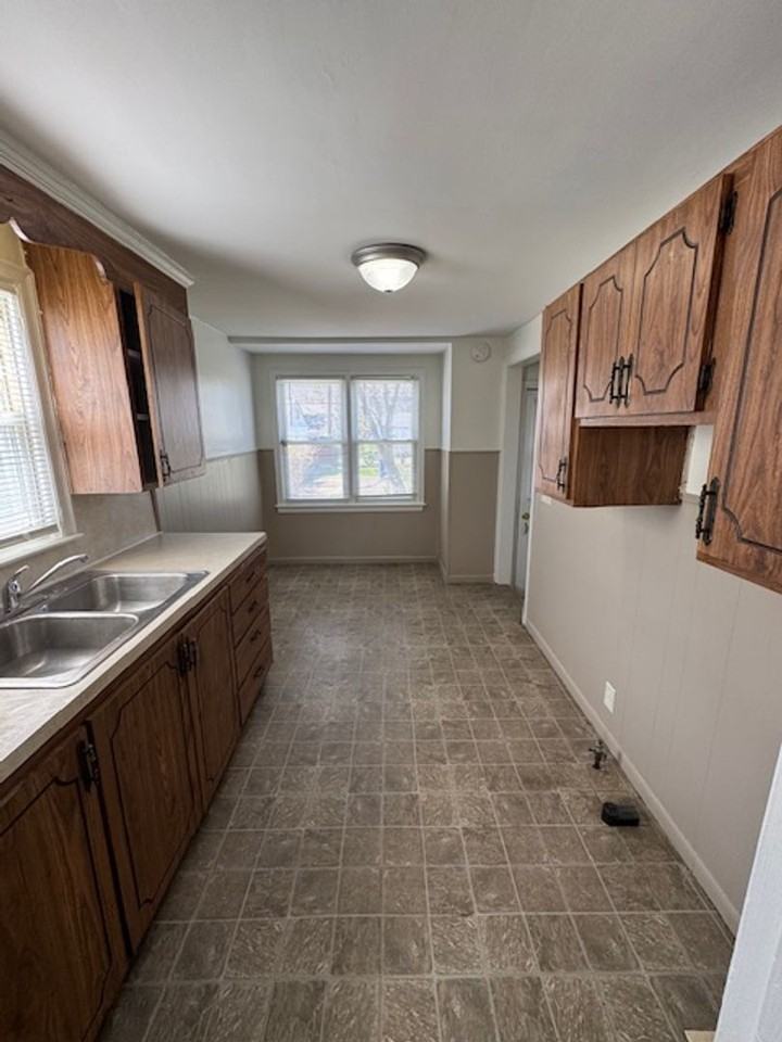 619 S Waverly St - Photo 4 of 9