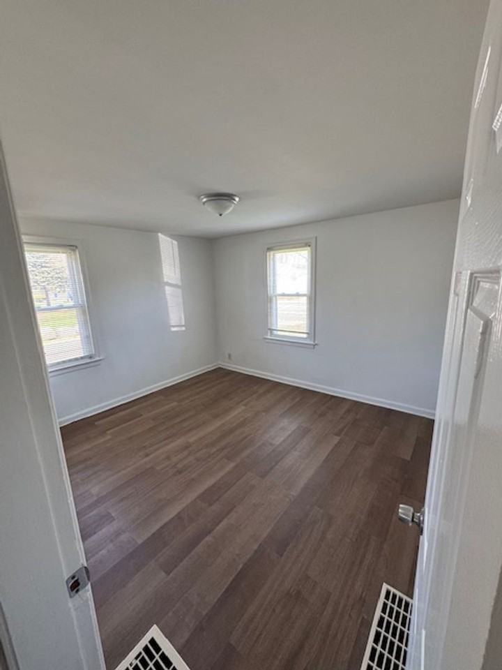 619 S Waverly St - Photo 7 of 9