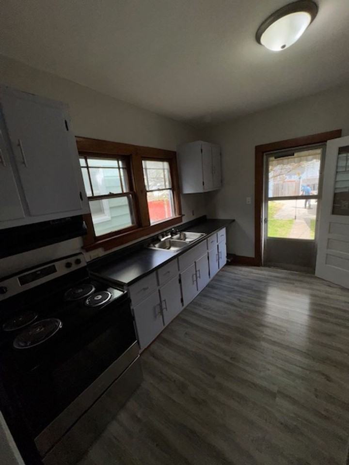 1319 N Elliott St - Photo 2 of 12