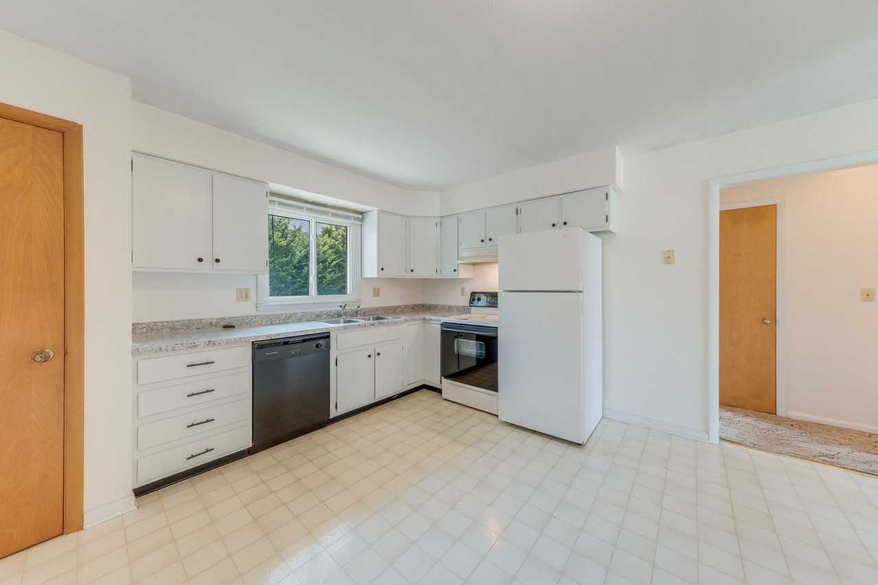 2306 S Lynn St - Photo 3 of 22