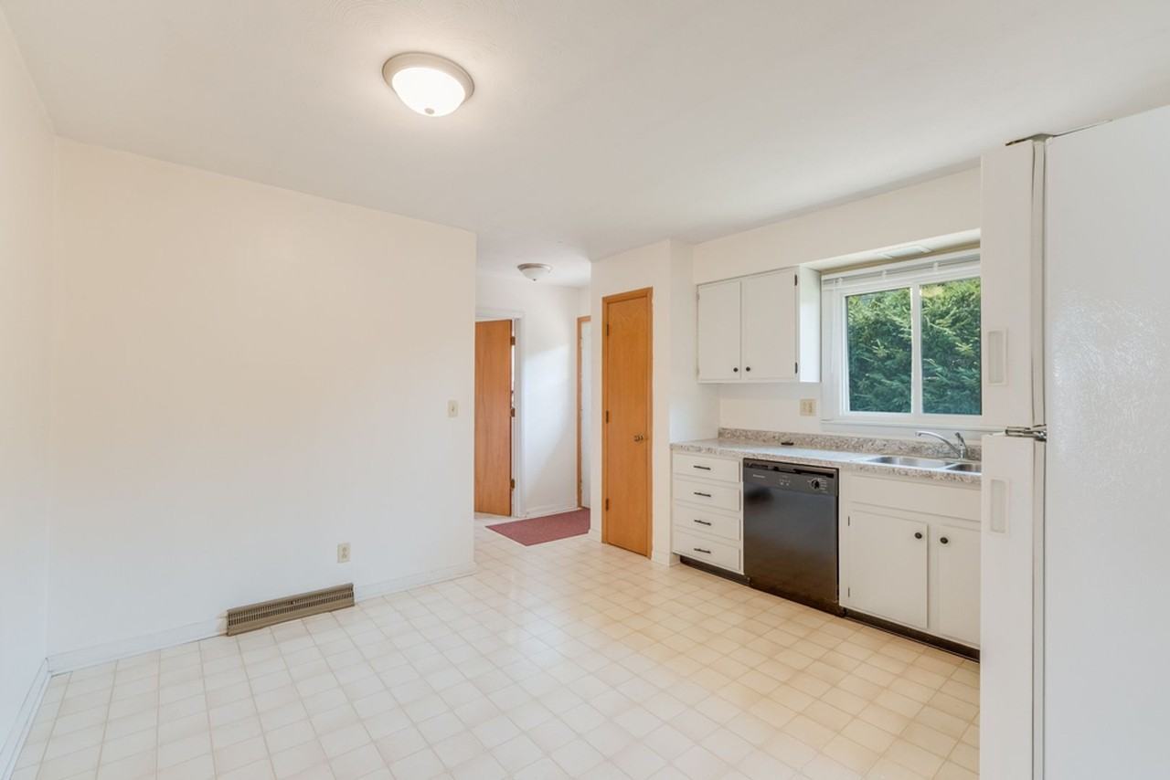 2306 S Lynn St - Photo 4 of 22