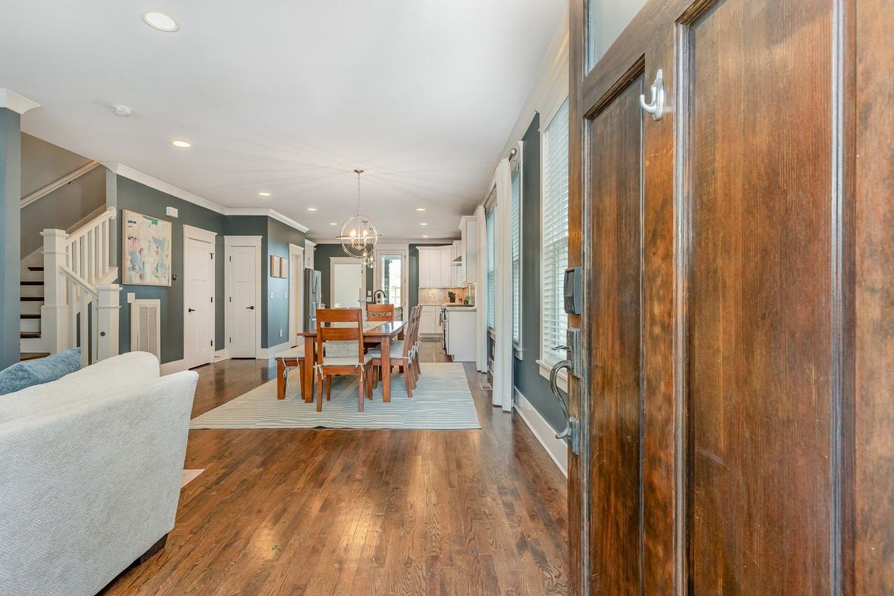 928 Thomas Ave - Photo 2 of 20