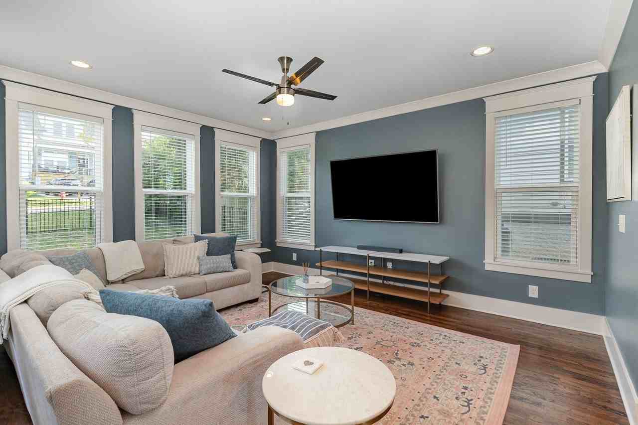 928 Thomas Ave - Photo 3 of 20