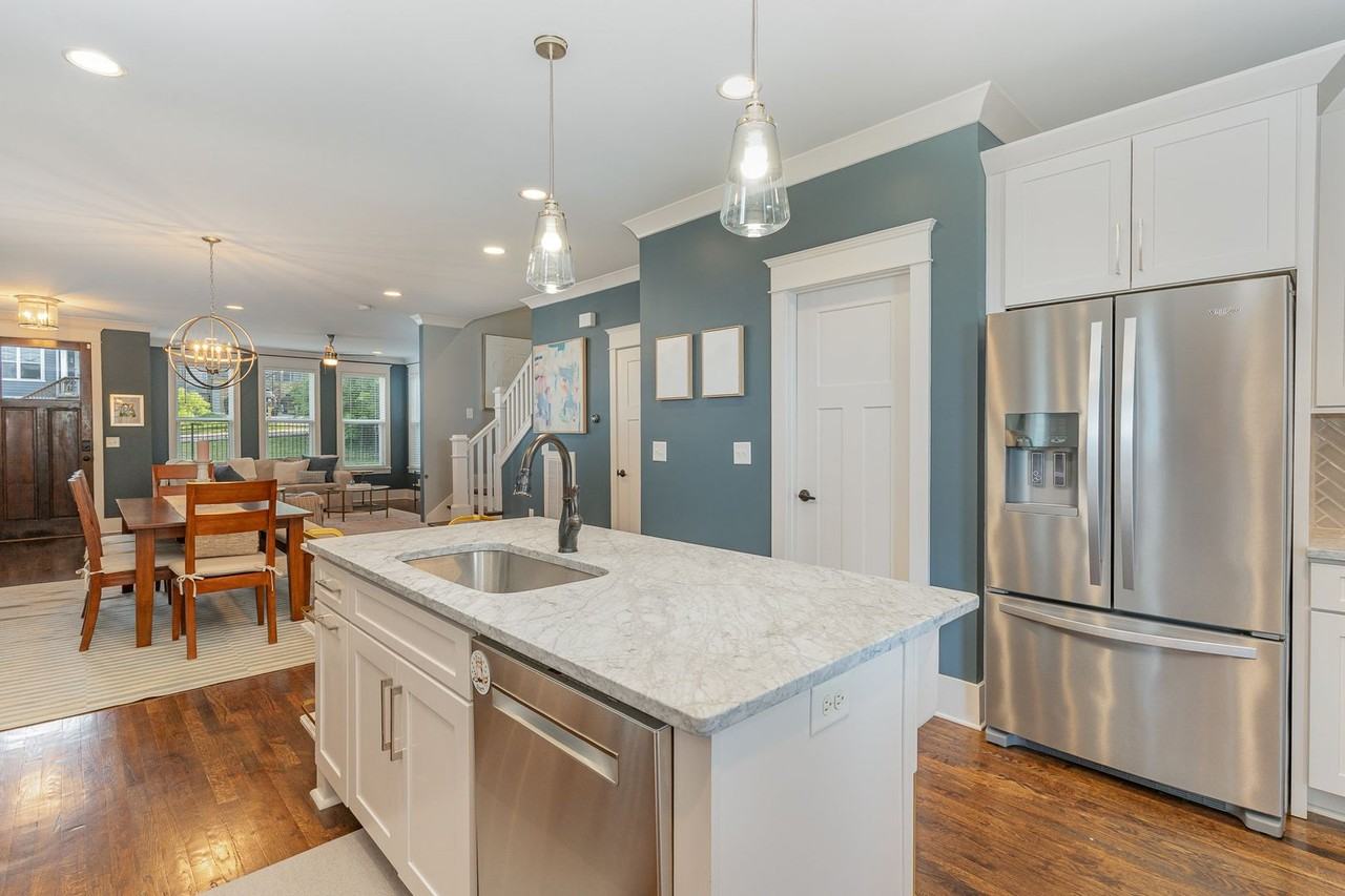 928 Thomas Ave - Photo 5 of 20