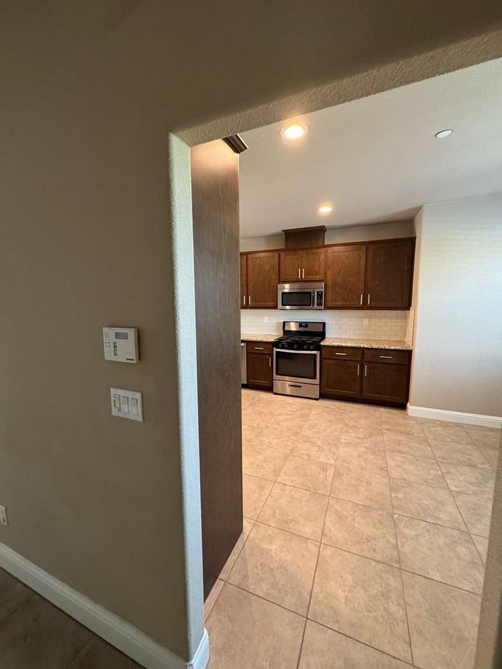 1346 Westgate Dr - Photo 3 of 33