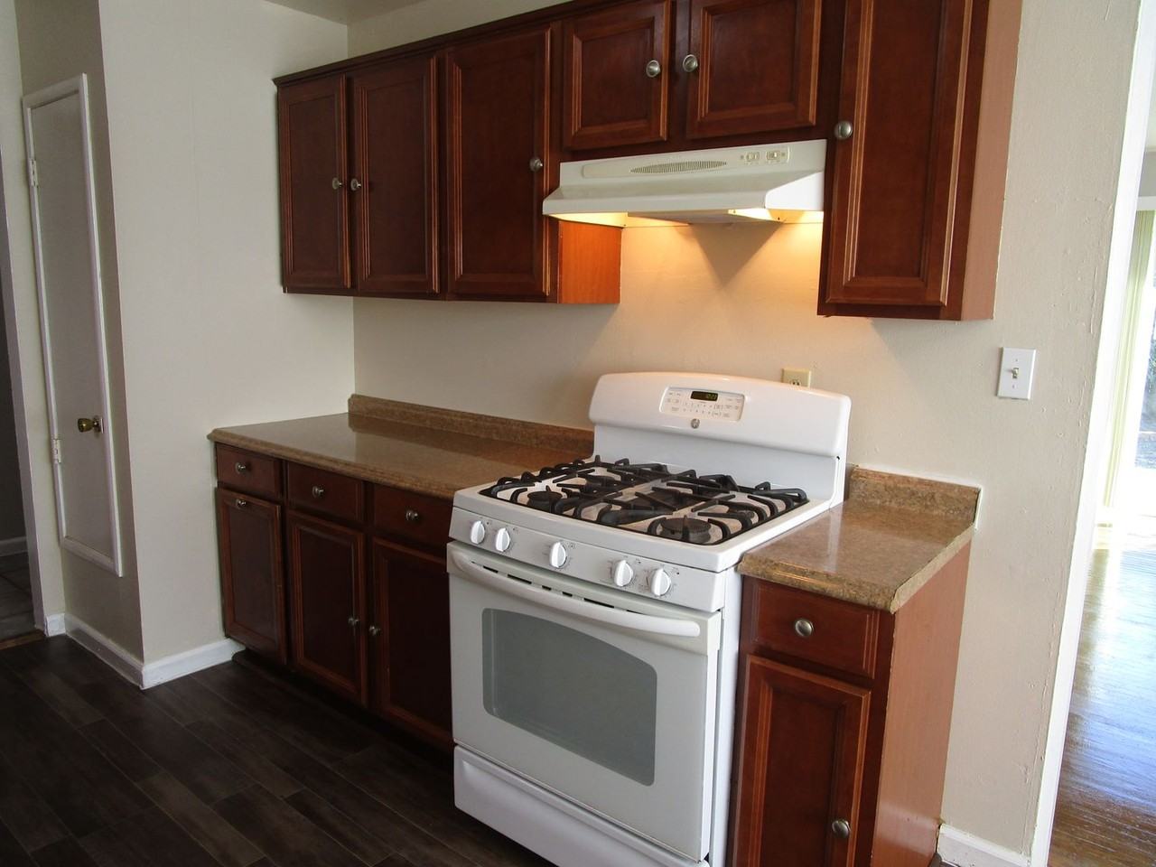 1642 Dover Ave - Photo 2 of 9