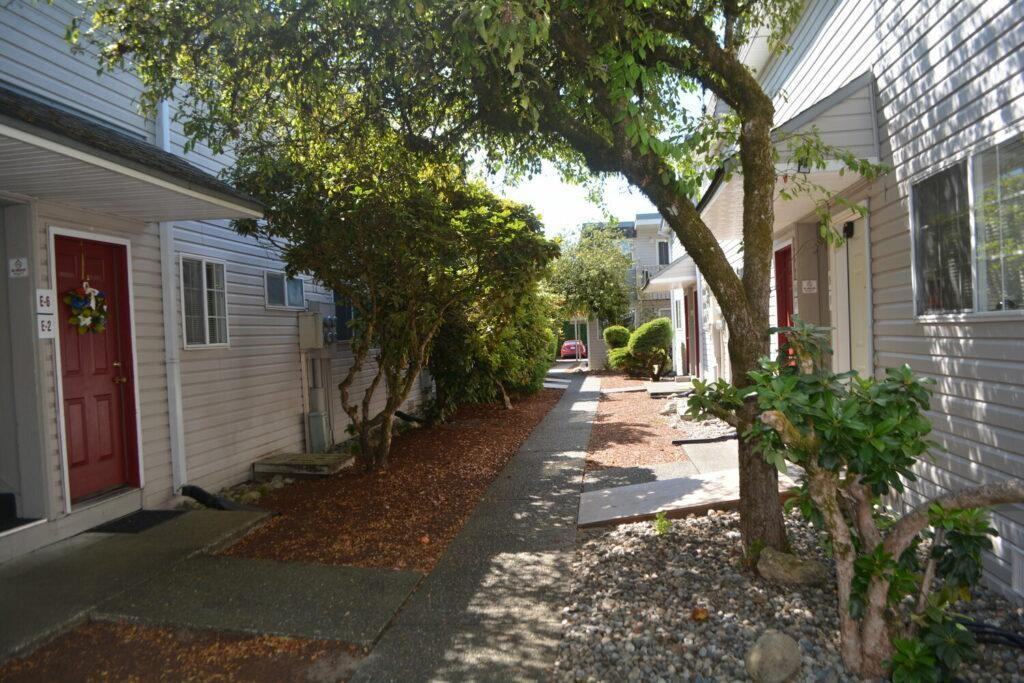 411 Lee St Sw - Photo 4 of 11