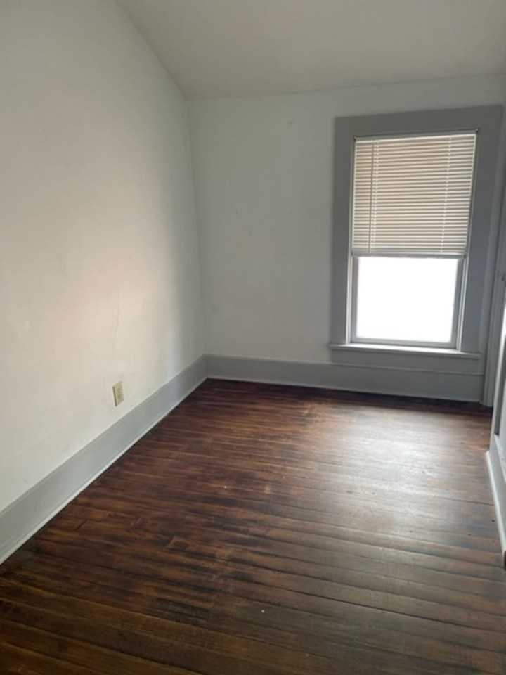 510 E 8th St - Photo 2 of 7