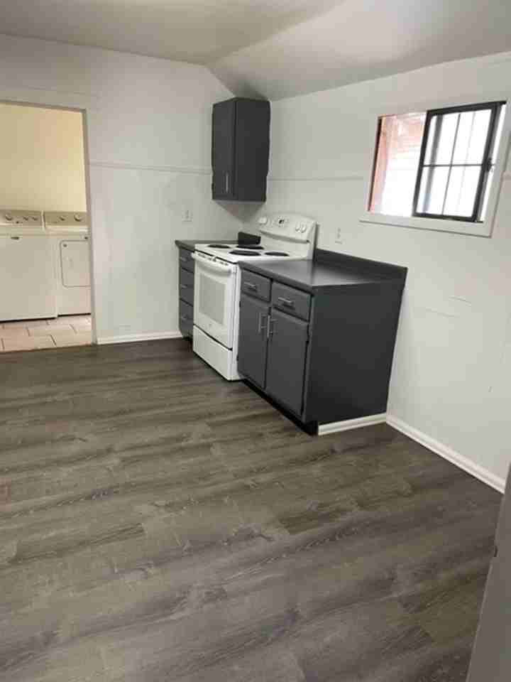 510 E 8th St - Photo 4 of 7