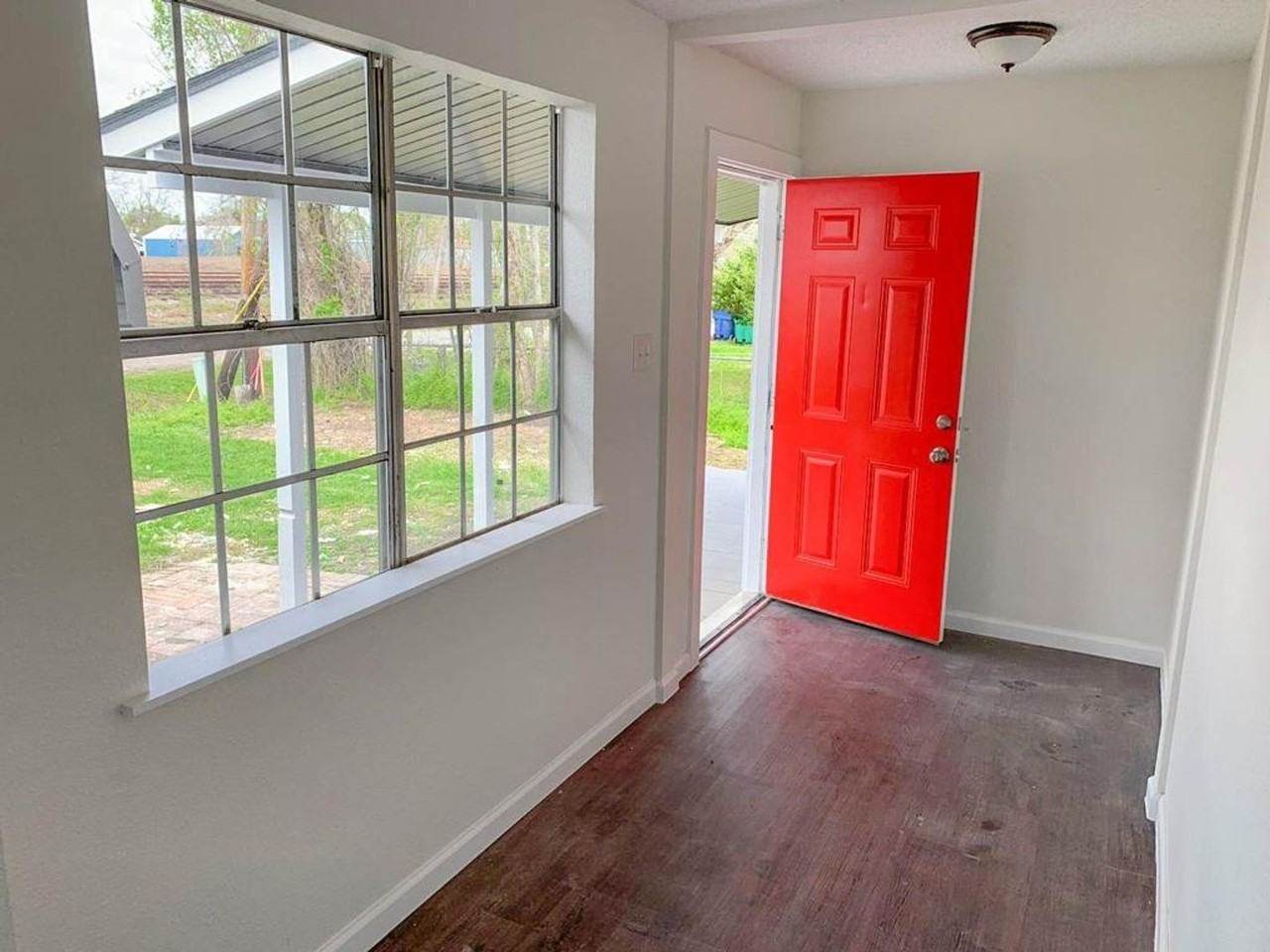 303 Harlem St - Photo 5 of 25