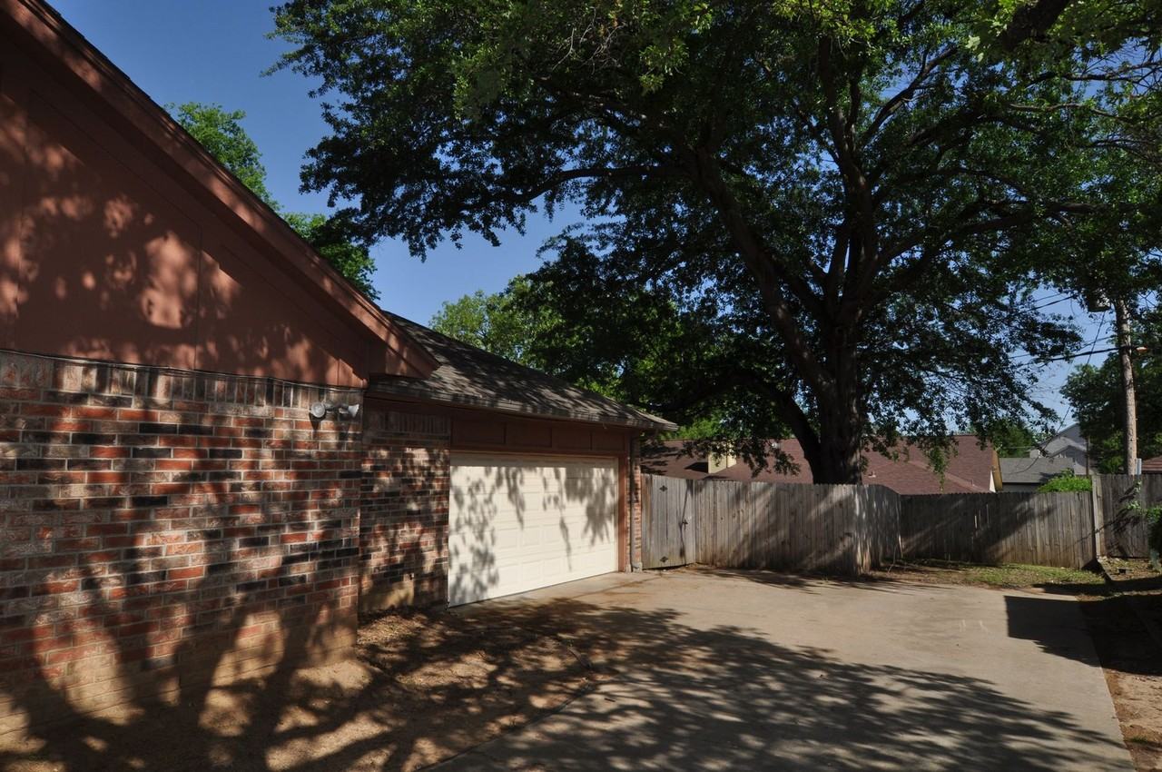 604 Stonehenge Dr - Photo 3 of 21