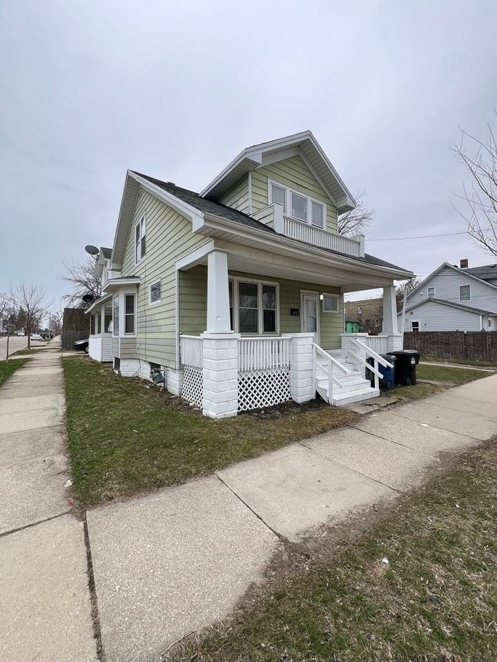 903 12th St - Photo 2 of 15