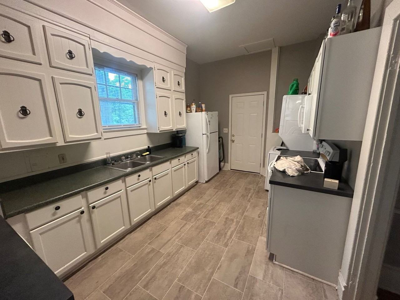 824 Meadow St - Photo 3 of 24