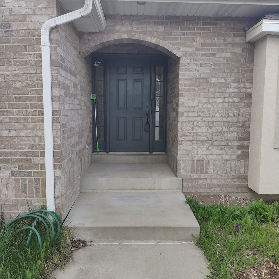 688 S 900 E - Photo 2 of 20