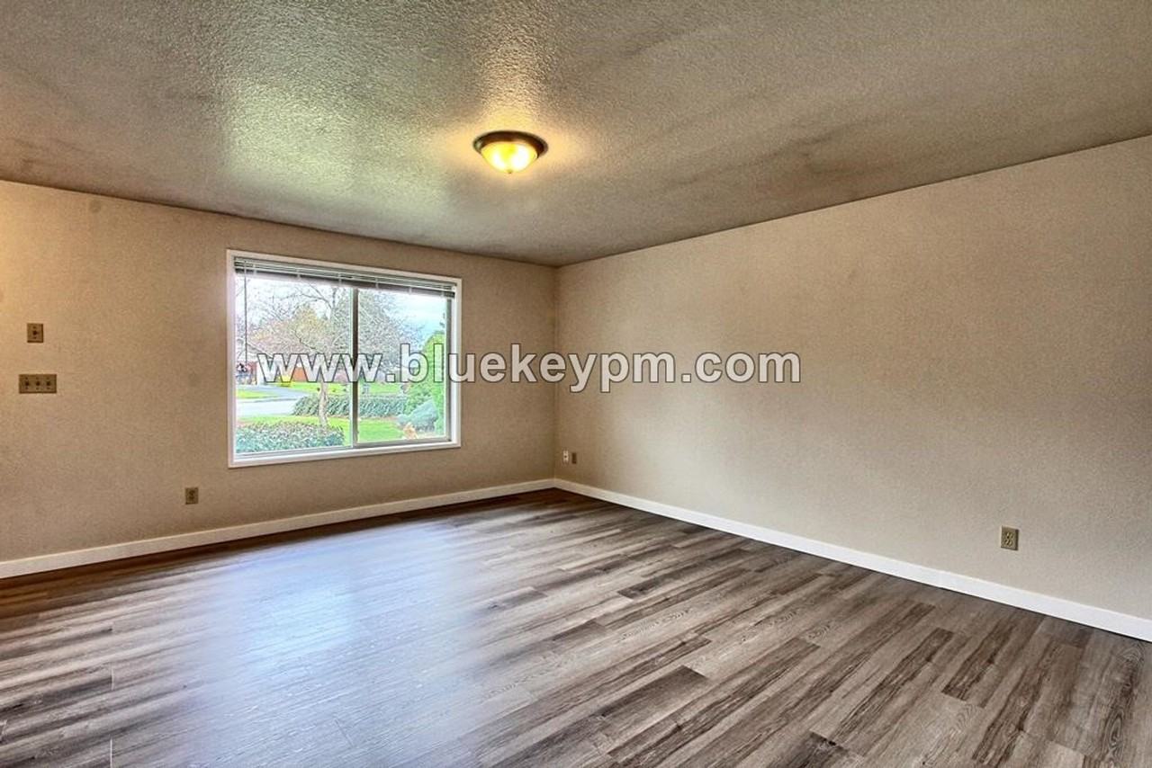 14005 Ne 70th St - Photo 4 of 13