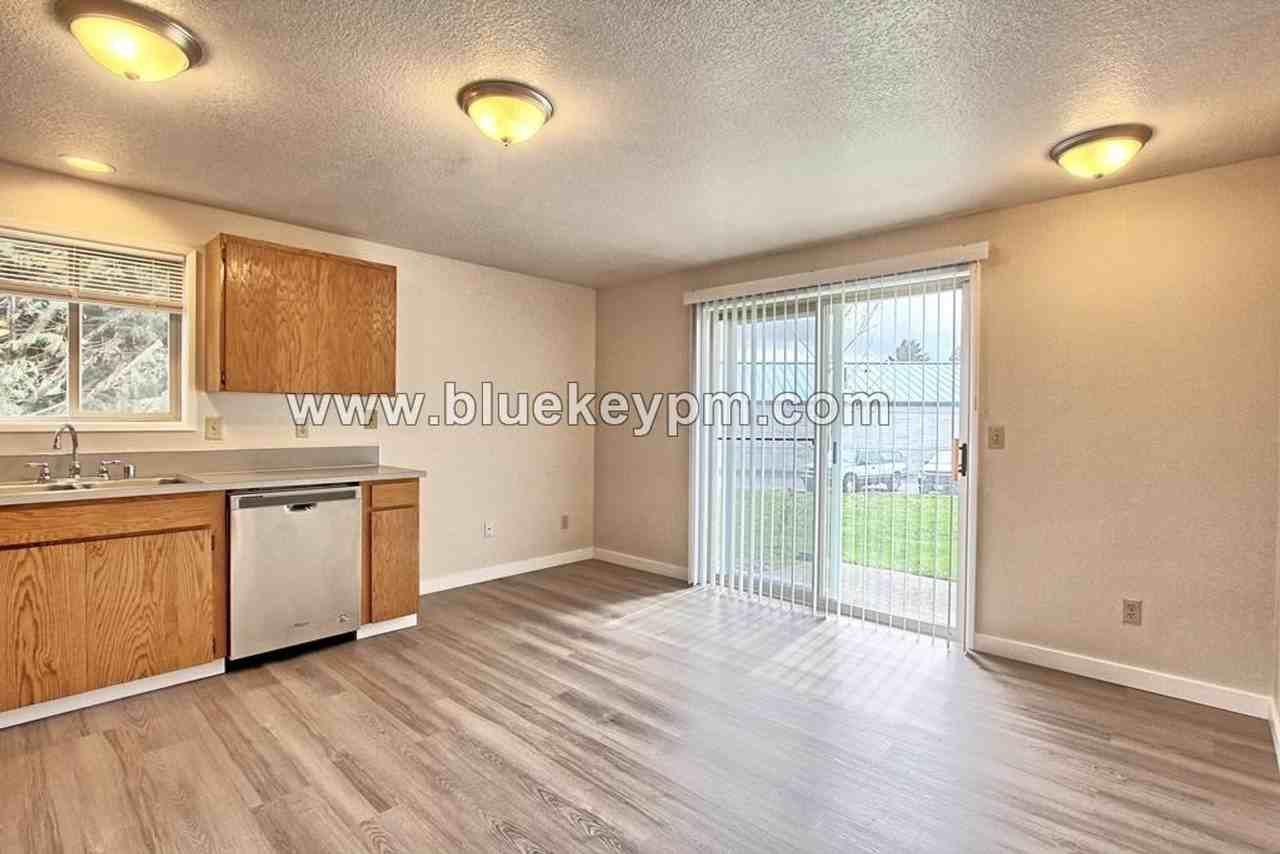 14005 Ne 70th St - Photo 5 of 13