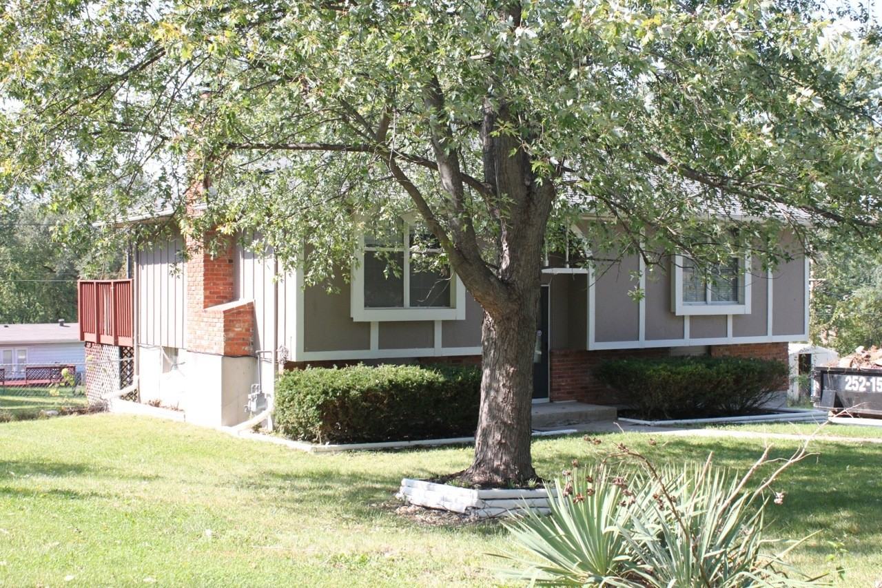 10636 N Grand Ave - Photo 2 of 32