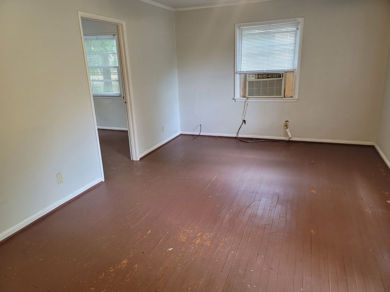 2833 Wesley Dr - Photo 2 of 9
