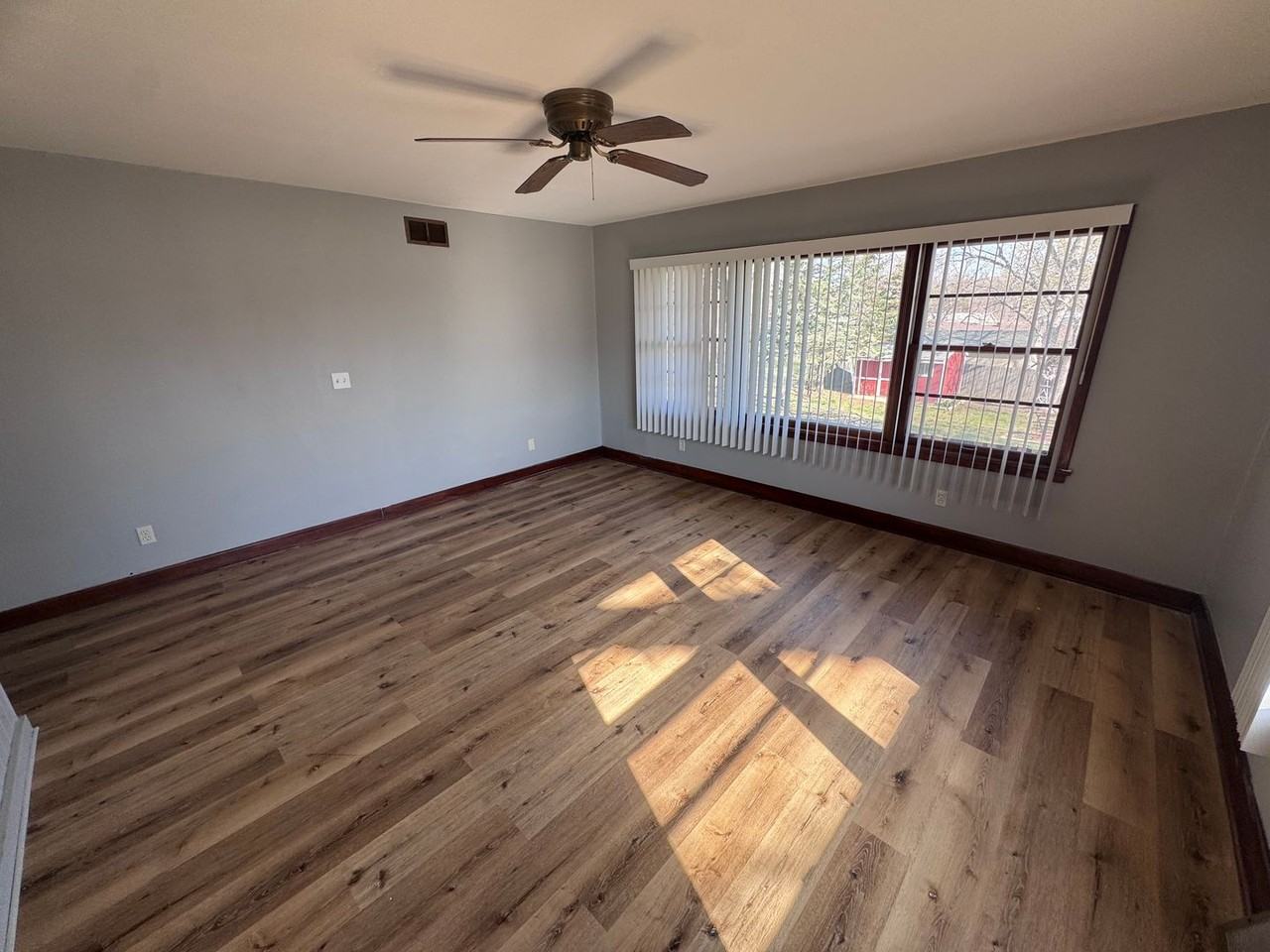 5300 W Zeamer St - Photo 2 of 14